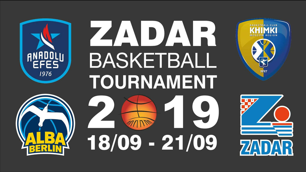 Wirf den Ball in den Korb beim Basketballturnier (Zadar Basketball Tournament)